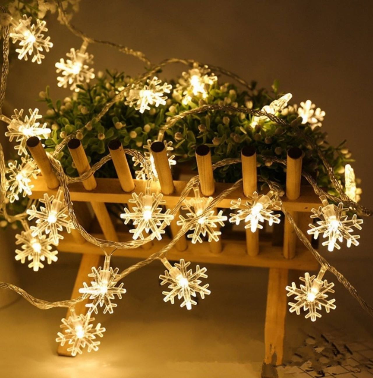 Гирлянди-със-снежинки-топло-бяла-светлина.jpg